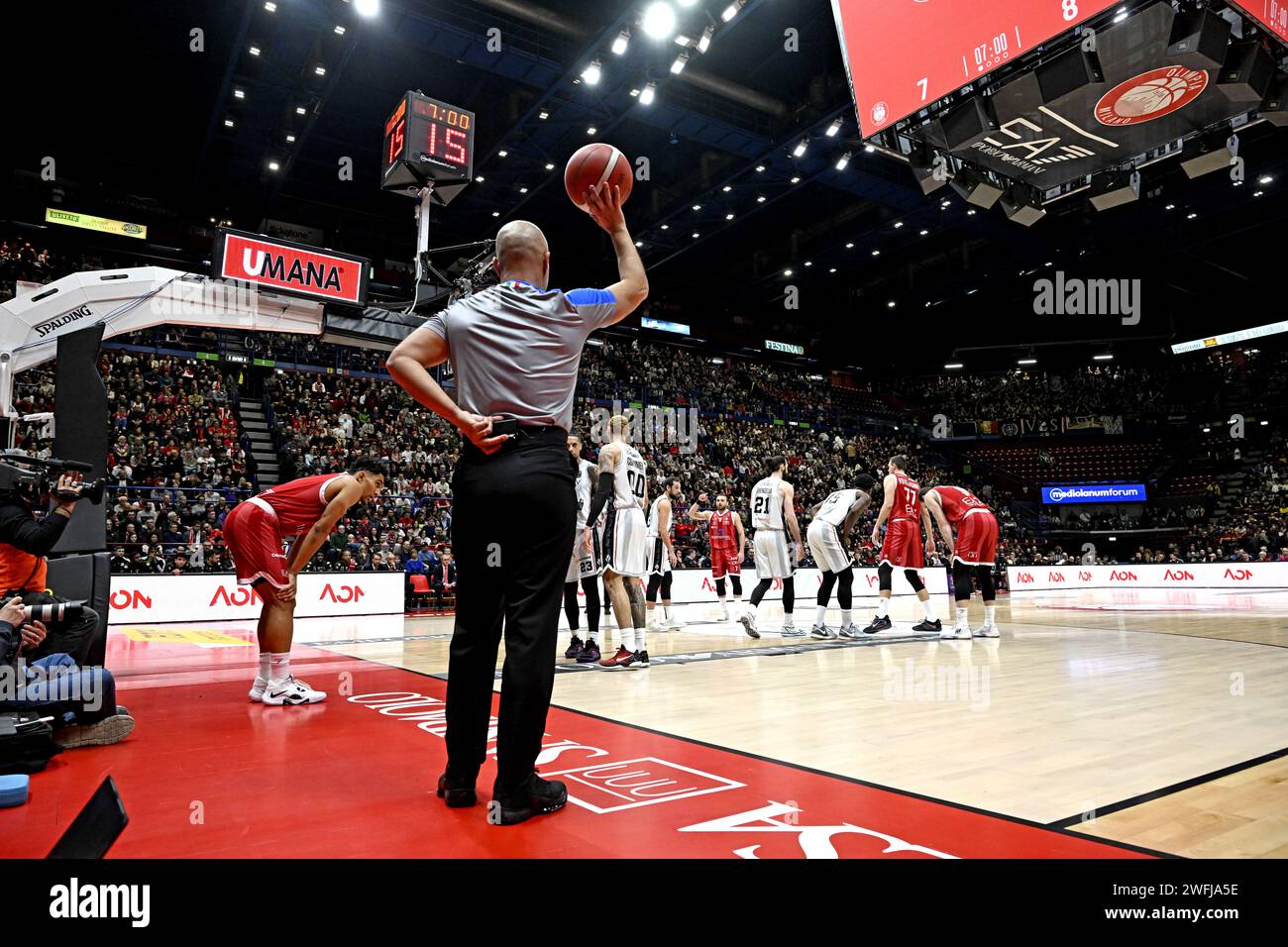 Korbschiedsrichter unter dem Brett während des Spiels Olimpia Milano gegen Virtus Bologna in der Forum Arena in Mailand, Italien Stockfoto