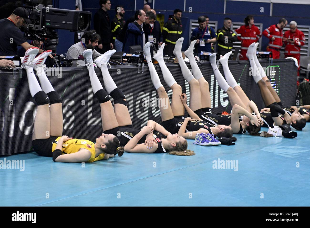 Athleten, die sich vor einem weiblichen Volleyballspiel von Milano gegen Istanbul Strecken und warm-up Stockfoto