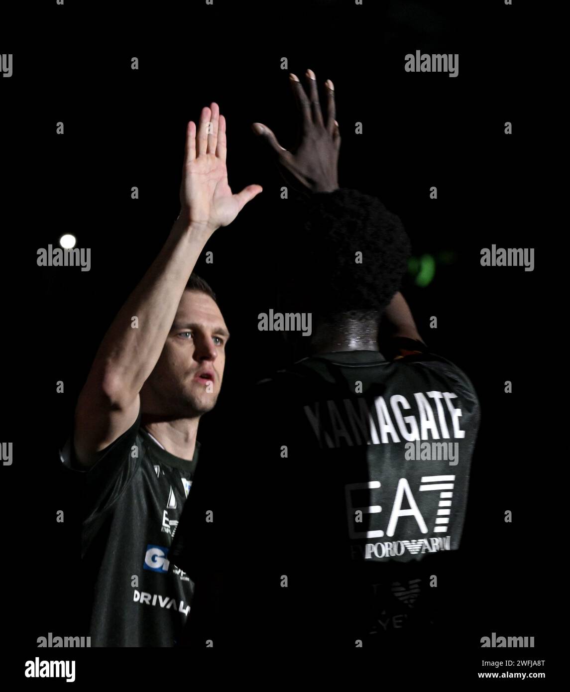 High Five Hands von Olimpia Milano Basketballkollegen mit dunklem Hintergrund Stockfoto