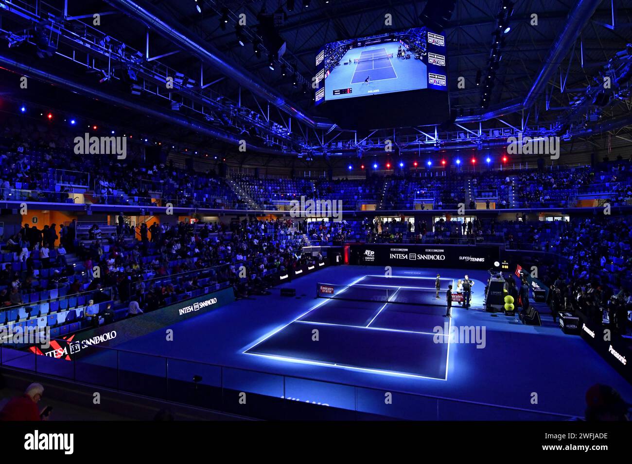 Panoramablick auf einen blauen Tennisplatz in der Allianz Cloud Arena in Mailand Stockfoto