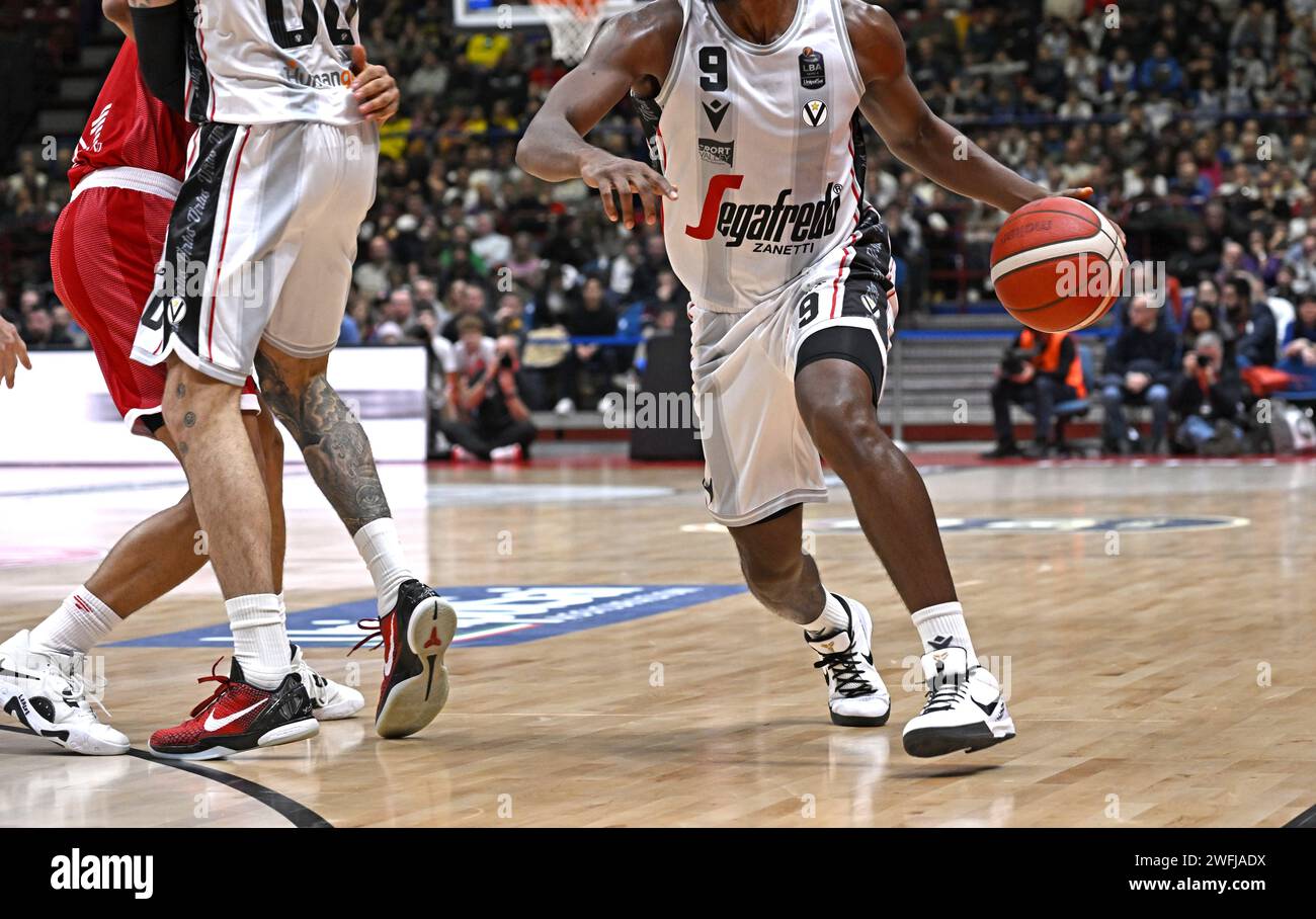 Profi-Basket-Match Olimpia Milano gegen Virtus Bologna in der Forum Arena in Mailand, Italien Stockfoto