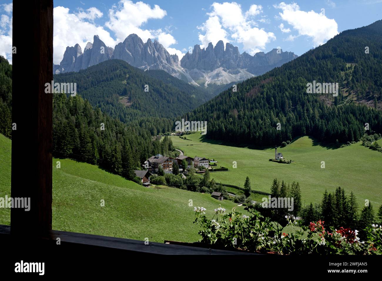 Sommerpanorama der Geißler Berge im Val di Funes der Dolomiten mit der Kirche San Giovanni in Ranui Stockfoto