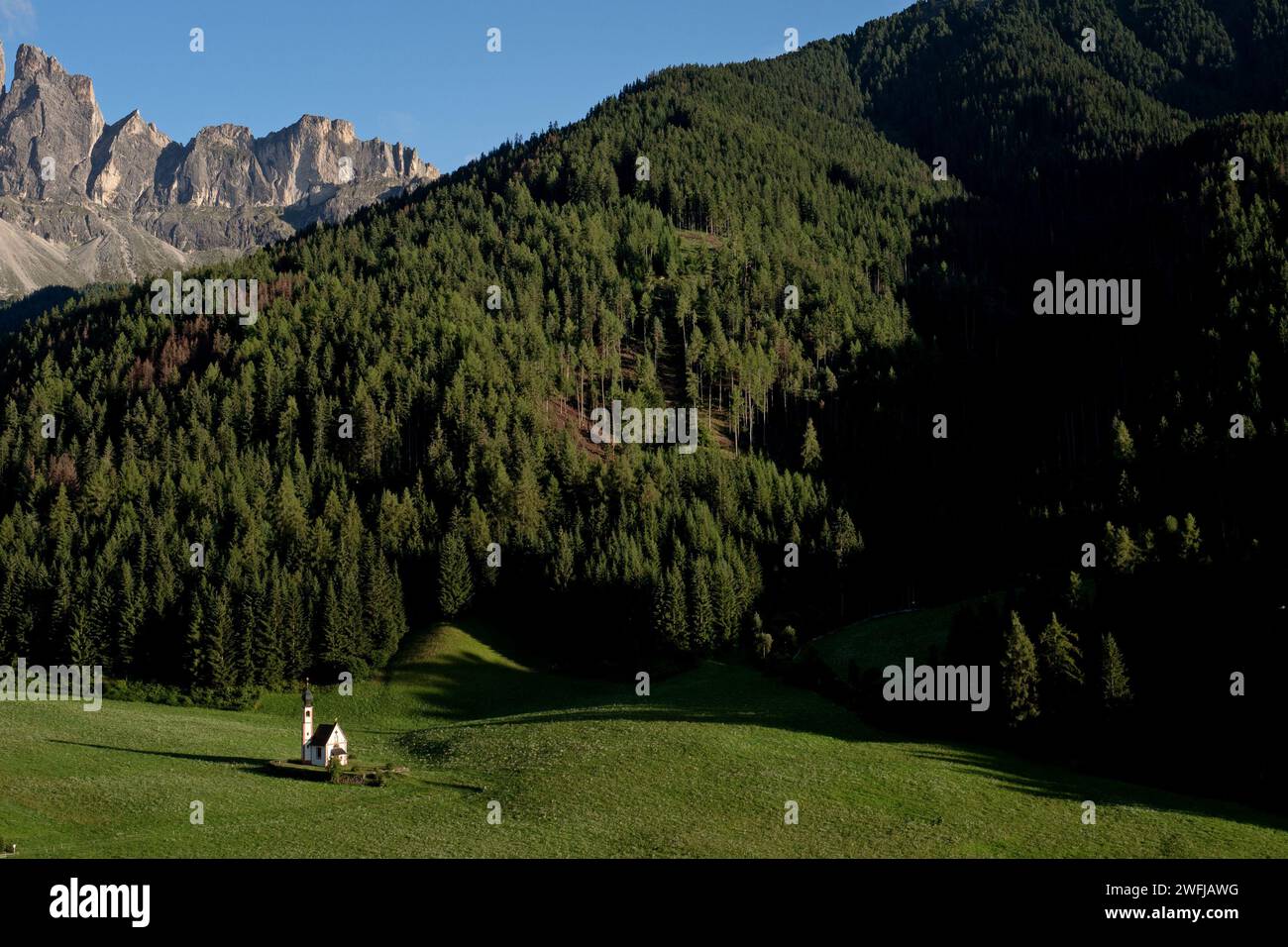 Sommerpanorama der Geißler Berge im Val di Funes der Dolomiten mit der Kirche San Giovanni in Ranui Stockfoto