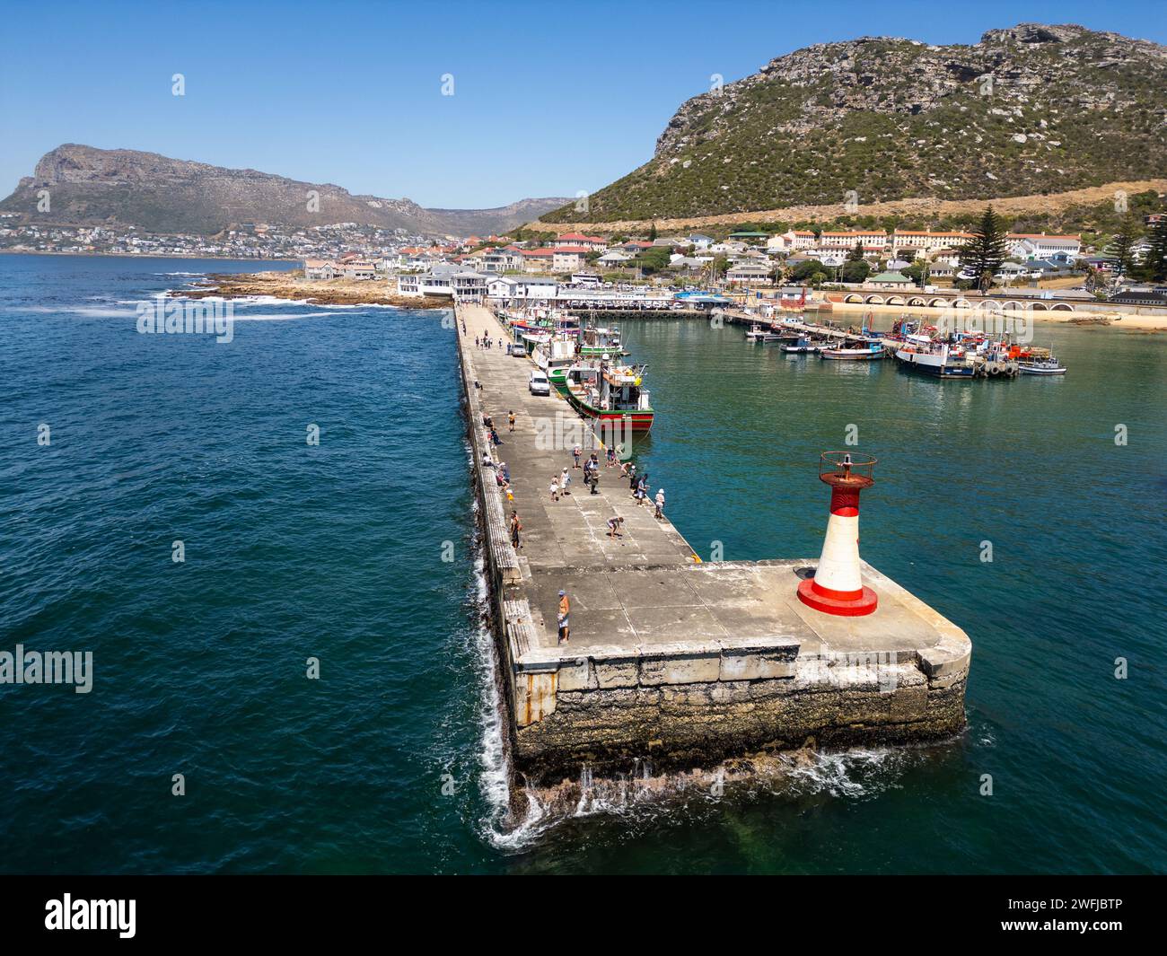 Breakwater Lighthouse (Outer Head), Jetty Am Kalk Bay Harbour, Kalk Bay, Kapstadt, False Bay, Südafrika Stockfoto