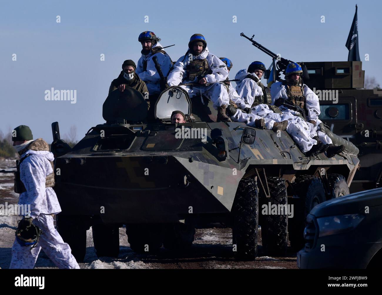 Ukrainische Soldaten, die auf einem gepanzerten Personalträger (APC) bei militärischen Übungen in der Zhytomyr-Region gesehen wurden. Stockfoto