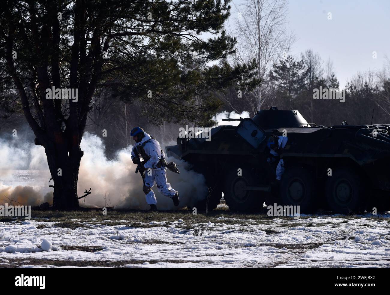 Ukrainische Soldaten steigen bei militärischen Übungen in der Schhytomyr-Region von einem gepanzerten Personalträger (APC) aus. Stockfoto