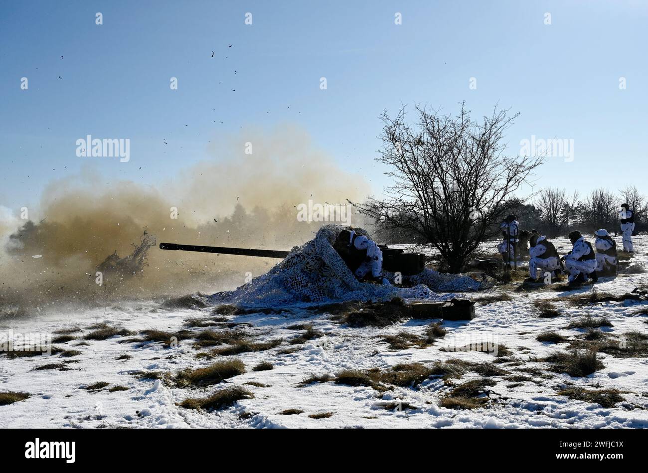 Ukrainische Soldaten feuern mit 100 mm Panzerabwehrgewehr MT-12 Rapira während militärischer Übungen in der Region Schhytomyr Stockfoto