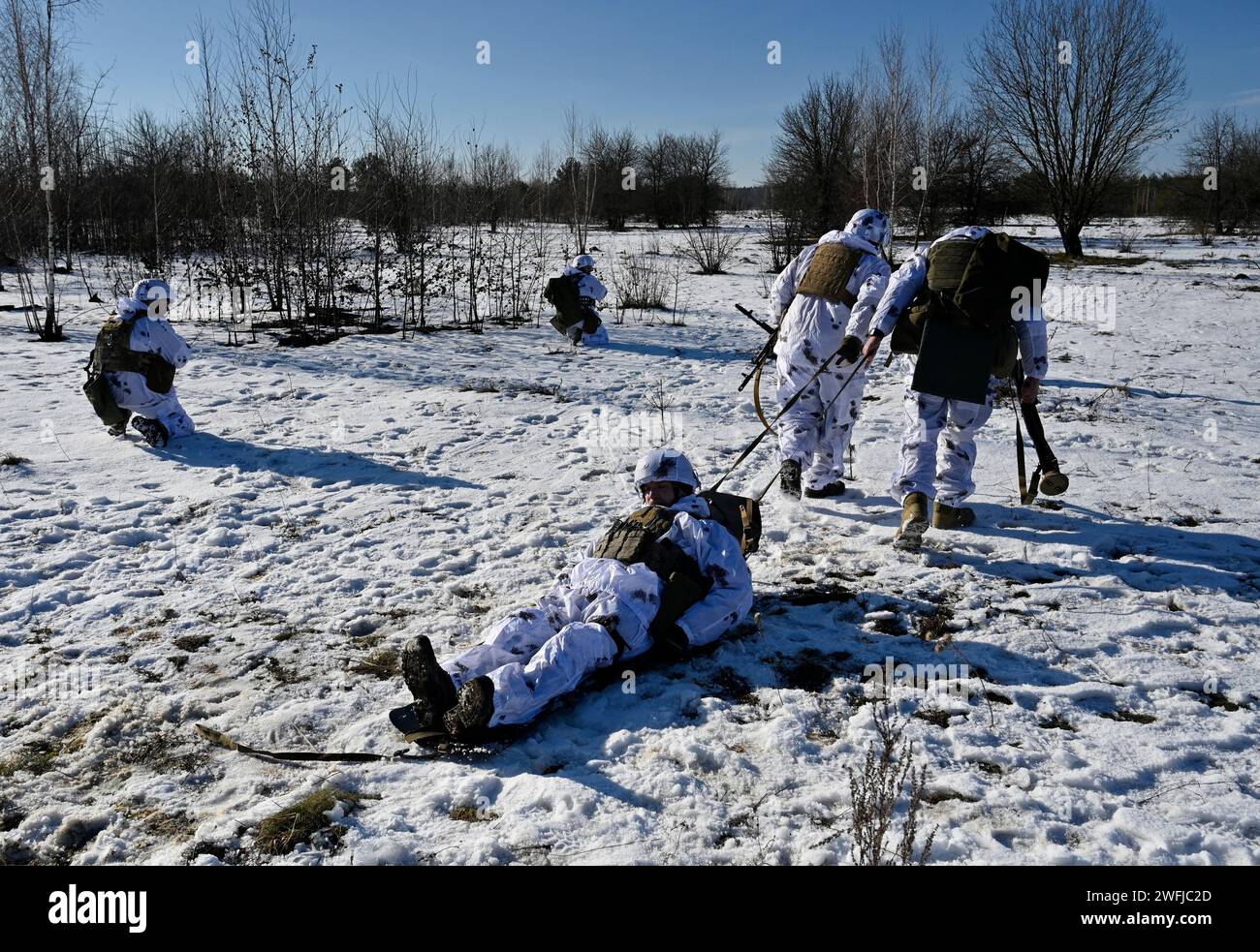 Ukrainische Soldaten, die bei militärischen Übungen in der Region Schhytomyr gesehen wurden. Stockfoto