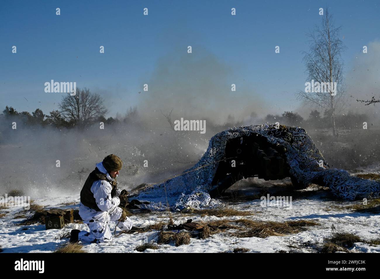 Ukrainische Soldaten feuern mit 100 mm Panzerabwehrgewehr MT-12 Rapira während militärischer Übungen in der Region Schhytomyr Stockfoto