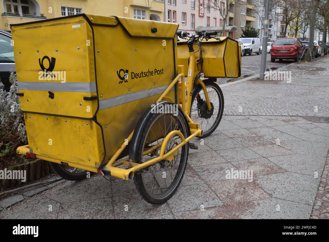 Deutsche Post Fahrrad in der Ahornstraße in Steglitz. (Foto: Markku Rainer Peltonen) Stockfoto
