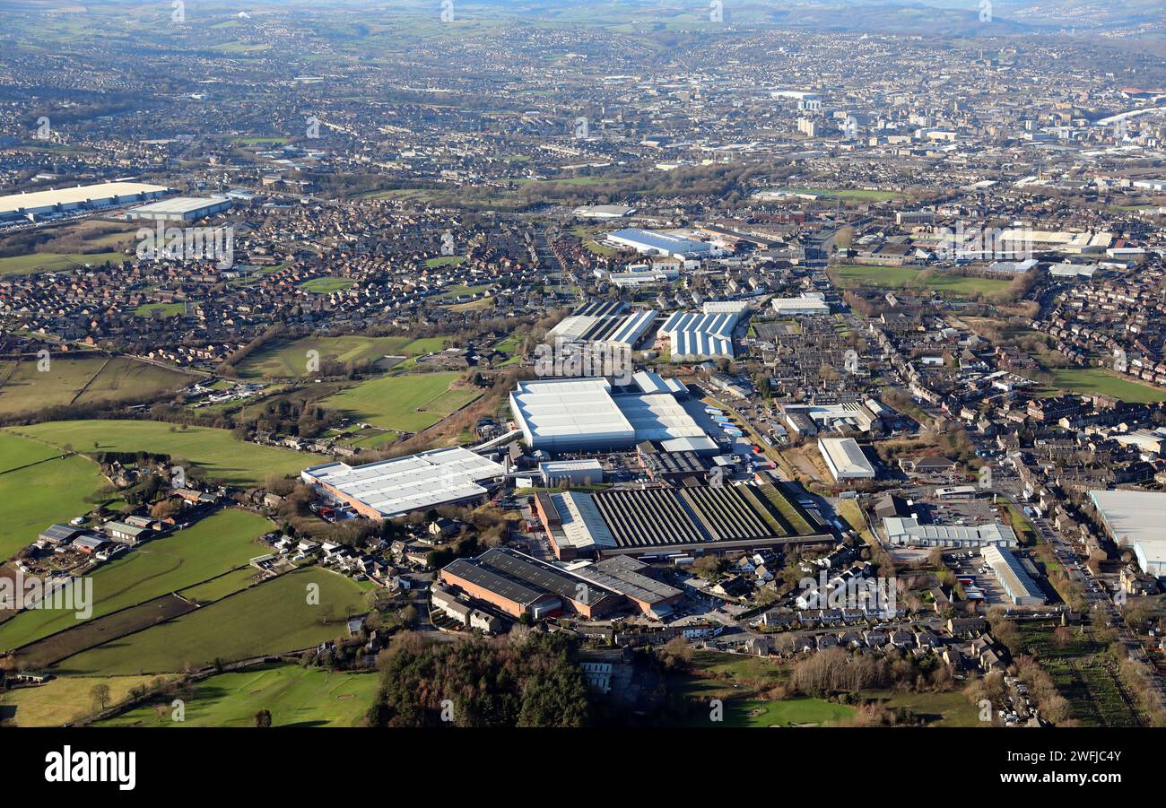 Blick aus der Vogelperspektive auf den Wharfedale Business Park und die Weaverthorpe Road mit dem Stadtzentrum von Bradford im Hintergrund Stockfoto