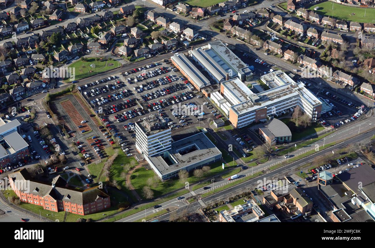 Aus der Vogelperspektive des Riverside College Widnes & Runcorn & Municipal Building Housing Halton Borough Council (kleineres Turmgebäude im unmittelbaren Vordergrund) Stockfoto
