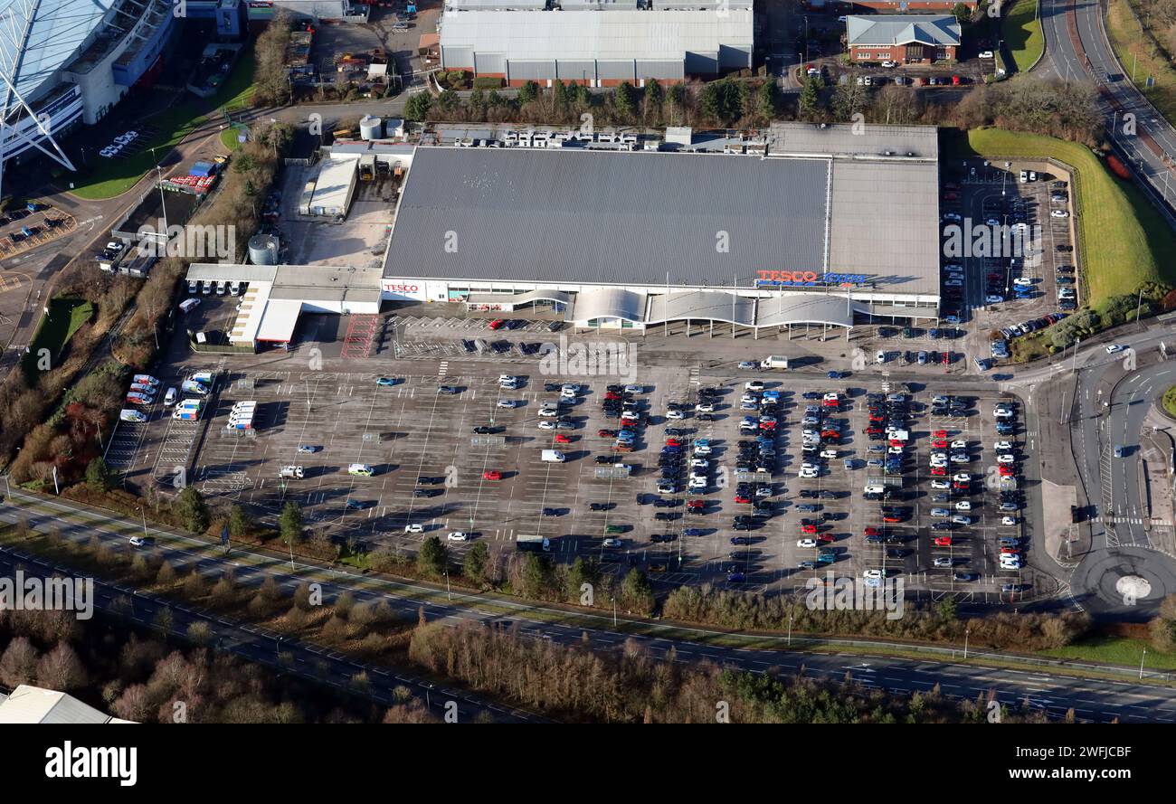Luftaufnahme des Tesco Extra Supermarket im Middlebrook Retail Park (ehemals Reebok Development) Stockfoto