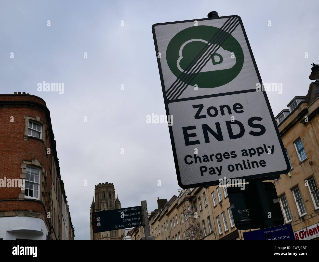 Bristol Clean Air Zone-Schild an der Grenze der Zone, das die Enden der Zone anzeigt. Bristol, Großbritannien Stockfoto