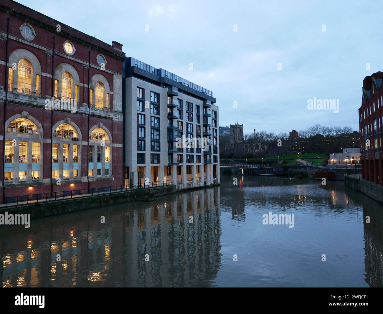 Büroflächen am Fluss Avon im Stadtzentrum von Bristol, Großbritannien Stockfoto