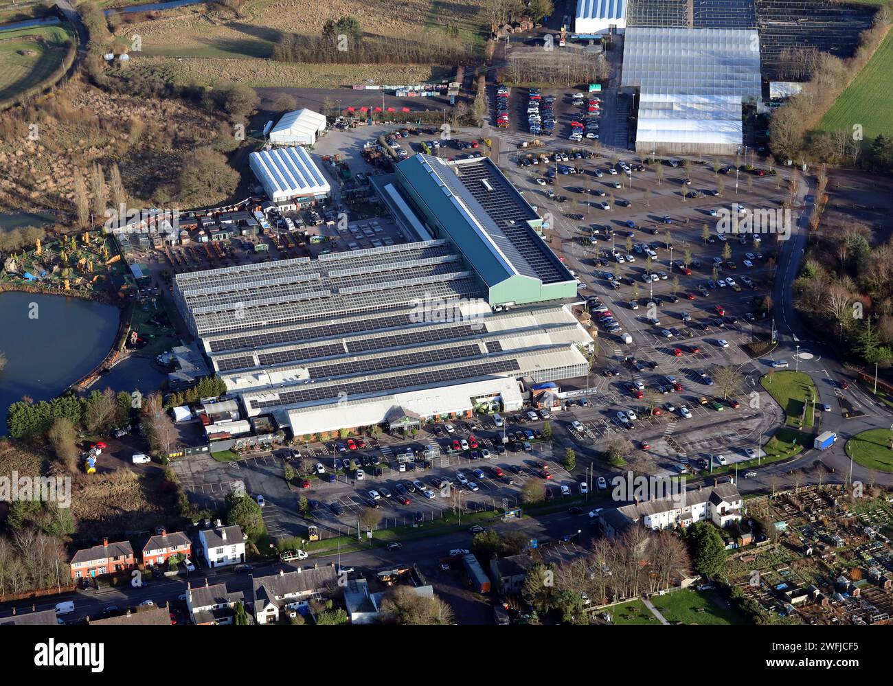 Blick aus der Vogelperspektive auf Bents Garden and Home, ein Gartenzentrum in Glazebury, Warrington, Cheshire Stockfoto