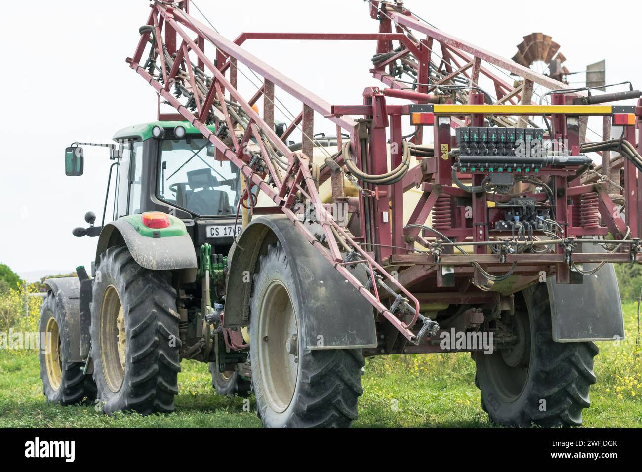 Landwirtschaftliche Maschinen oder Geräte, ein Traktor mit Feldspritze auf Anhänger, der hinten oder hinten in Western Cape, Südafrika, montiert ist Stockfoto