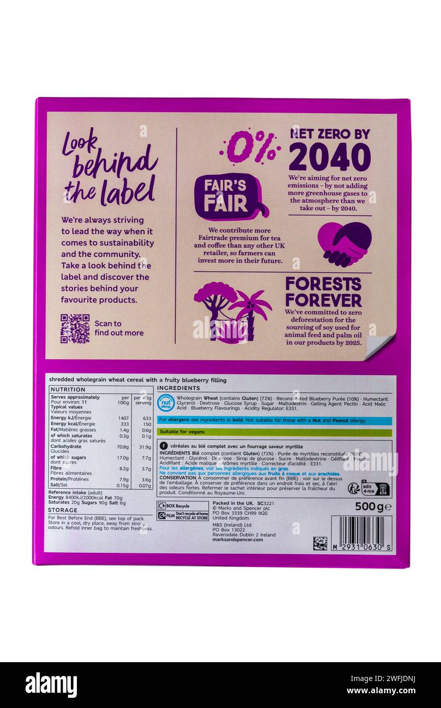 Schauen Sie hinter die Etiketteninformationen auf der Schachtel mit geschreddertem Vollkornkorngetreide von M&S Blueberry Wheats mit fruchtiger Heidelbeerfüllung Stockfoto