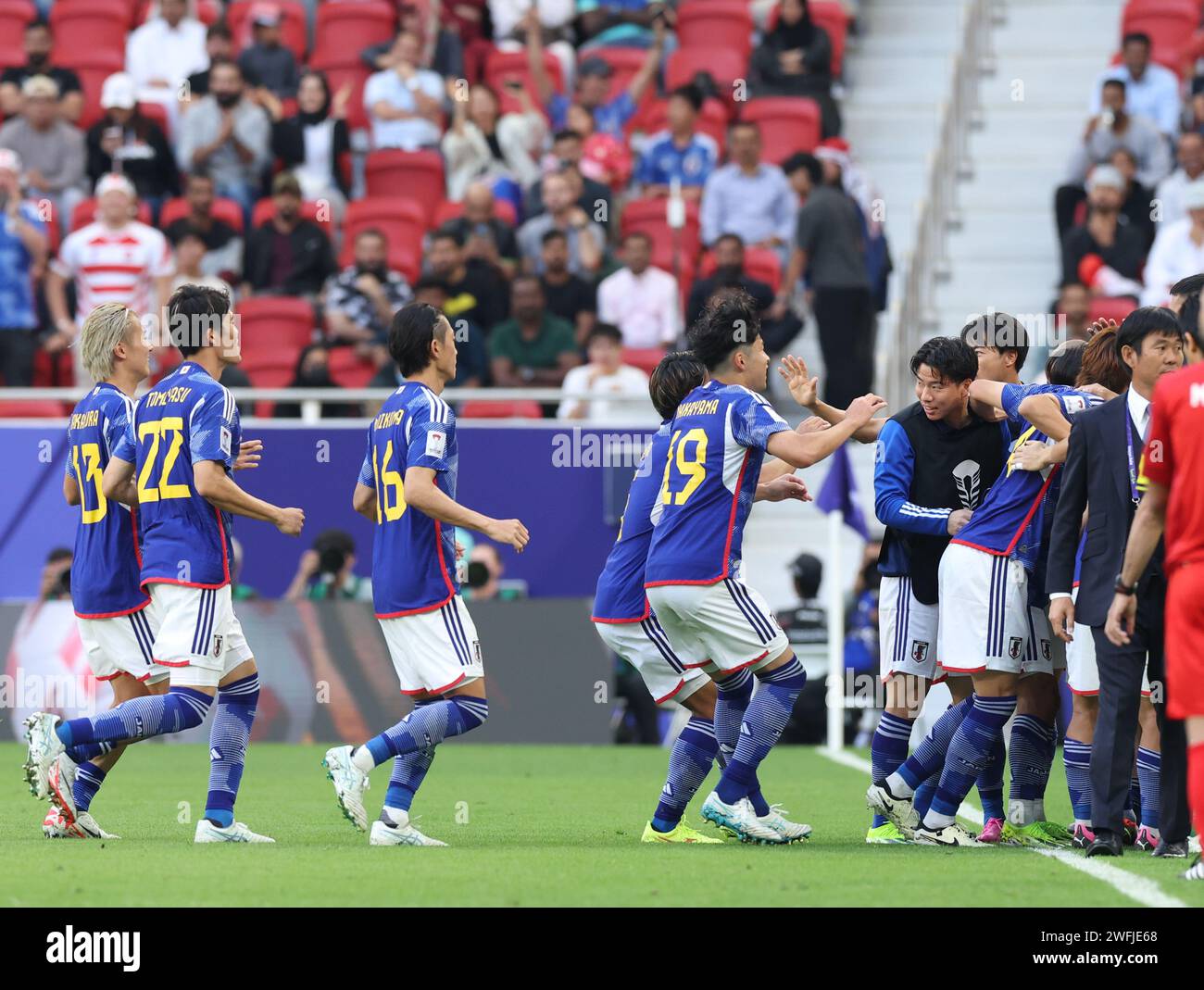 Doha, Katar. Januar 31, 2024. Die Spieler Japans feiern das Ergebnis im Achtelfinale zwischen Bahrain und Japan beim AFC Asian Cup Qatar 2023 in Doha, Katar, am 31. Januar 2024. Quelle: Ding Ting/Xinhua/Alamy Live News Stockfoto