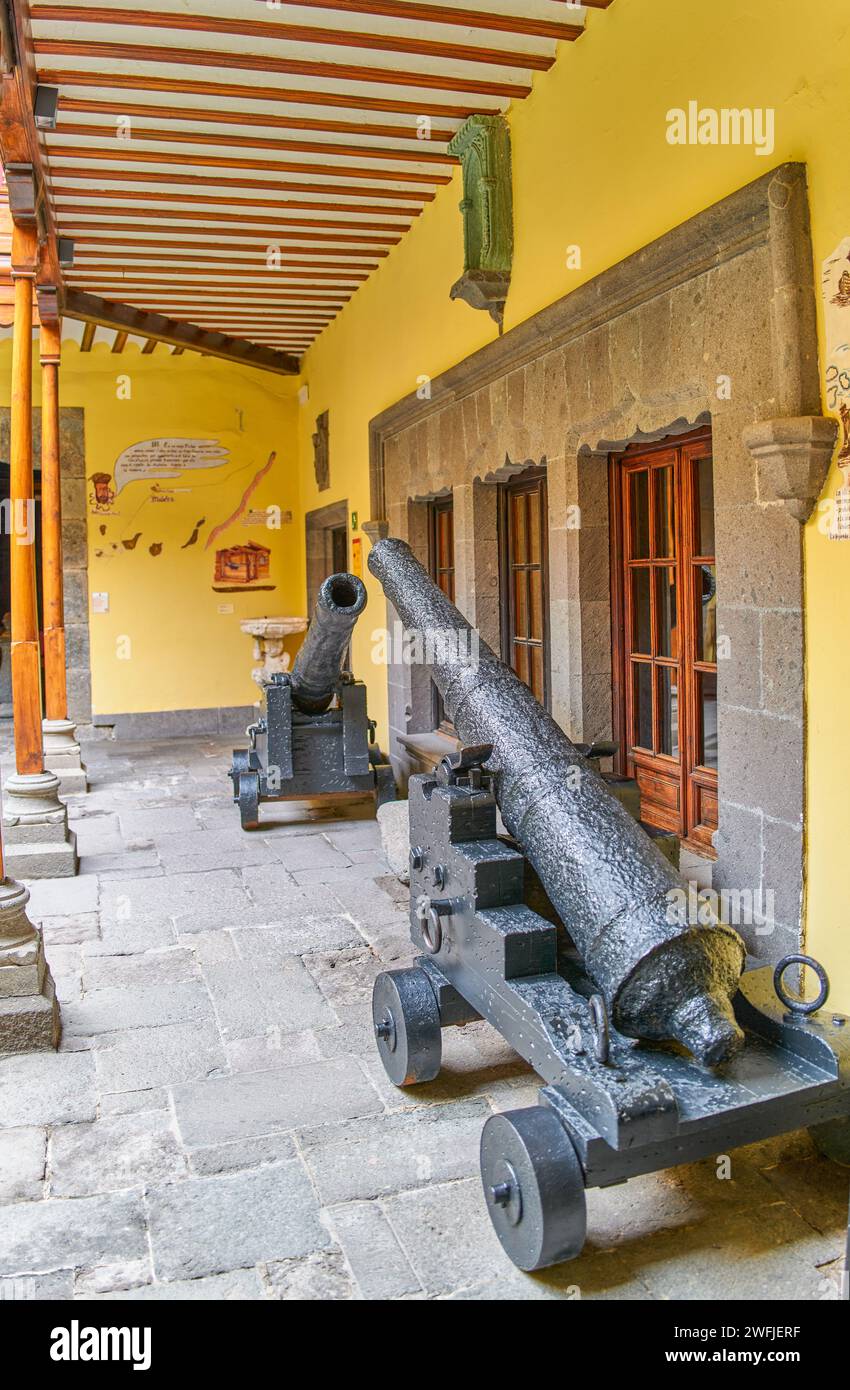 Las Palmas, Gran Canaria, Spanien - 17. März 2023: Antike Kanonen im Innenhof des Museums von Christoph Kolumbus Stockfoto