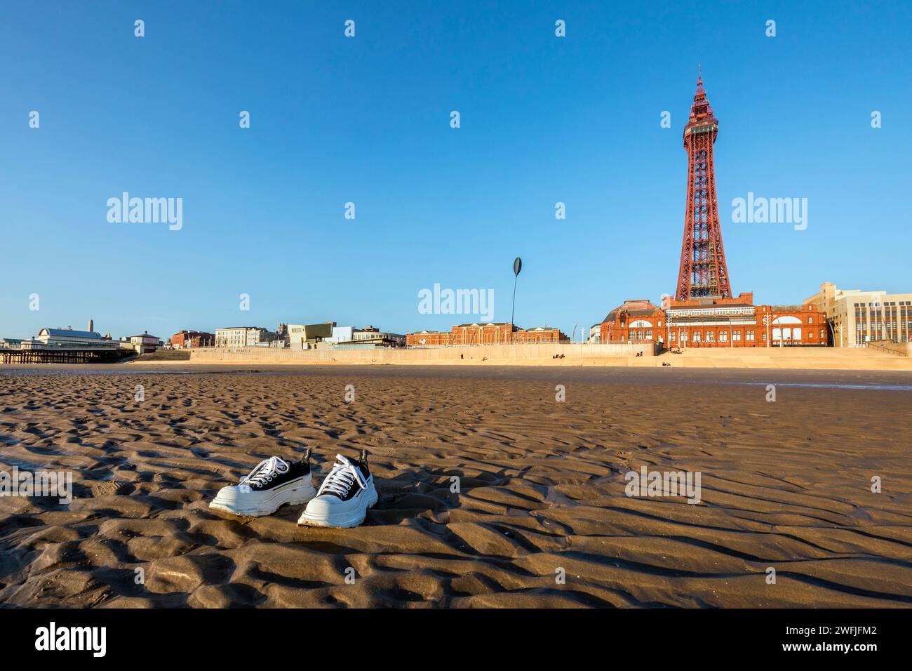 Blackpool; Tower and Beach; Trainer links auf dem Sand; Lancashire; Großbritannien Stockfoto