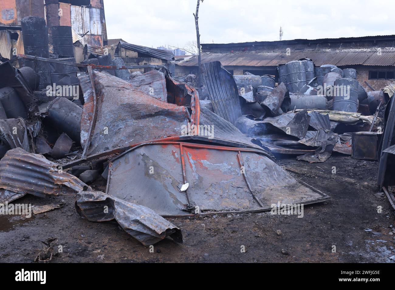 Nairobi, Kenia. Januar 31, 2024. Blick auf Trümmer, nachdem ein kleiner Händlermarkt durch Feuer in Nairobi zerstört wurde. Die Händler mussten riesige Verluste aufgrund des Brandes, der die Geschäftsräume niederbrannte, zählen. (Foto: Allan Muturi/SOPA Images/SIPA USA) Credit: SIPA USA/Alamy Live News Stockfoto