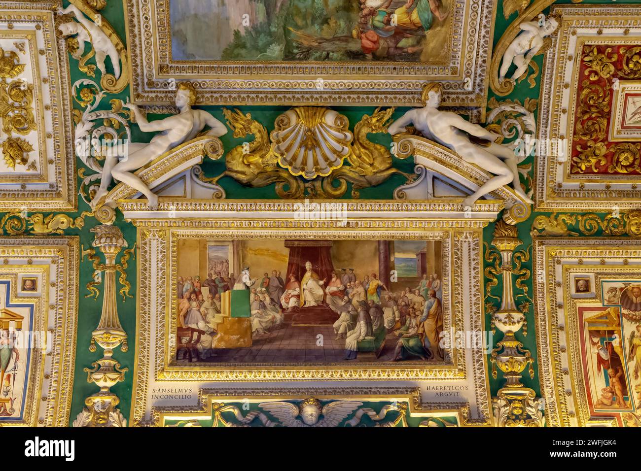 ROM, VATIKAN - 9. MÄRZ 2023: Dies ist ein Fragment des Gewölbes in der Kartengalerie der Vatikanischen Museen. Stockfoto