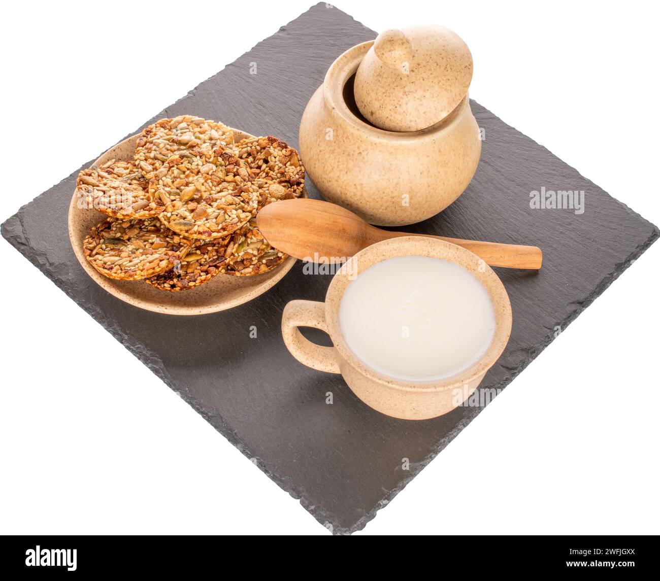 Mehrere Thaler-Kekse auf einem Schieferstein mit einer Tasse Sauerrahm und einer Zuckerschale, Makro, isoliert auf weißem Hintergrund. Stockfoto