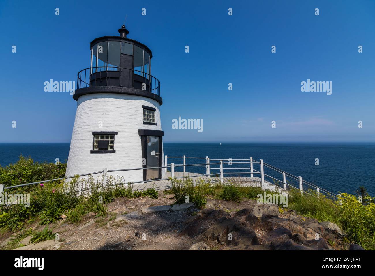 Owls Head Lighthouse in Rockland Maine USA an einem klaren, sonnigen Sommertag mit blauem Himmel Stockfoto