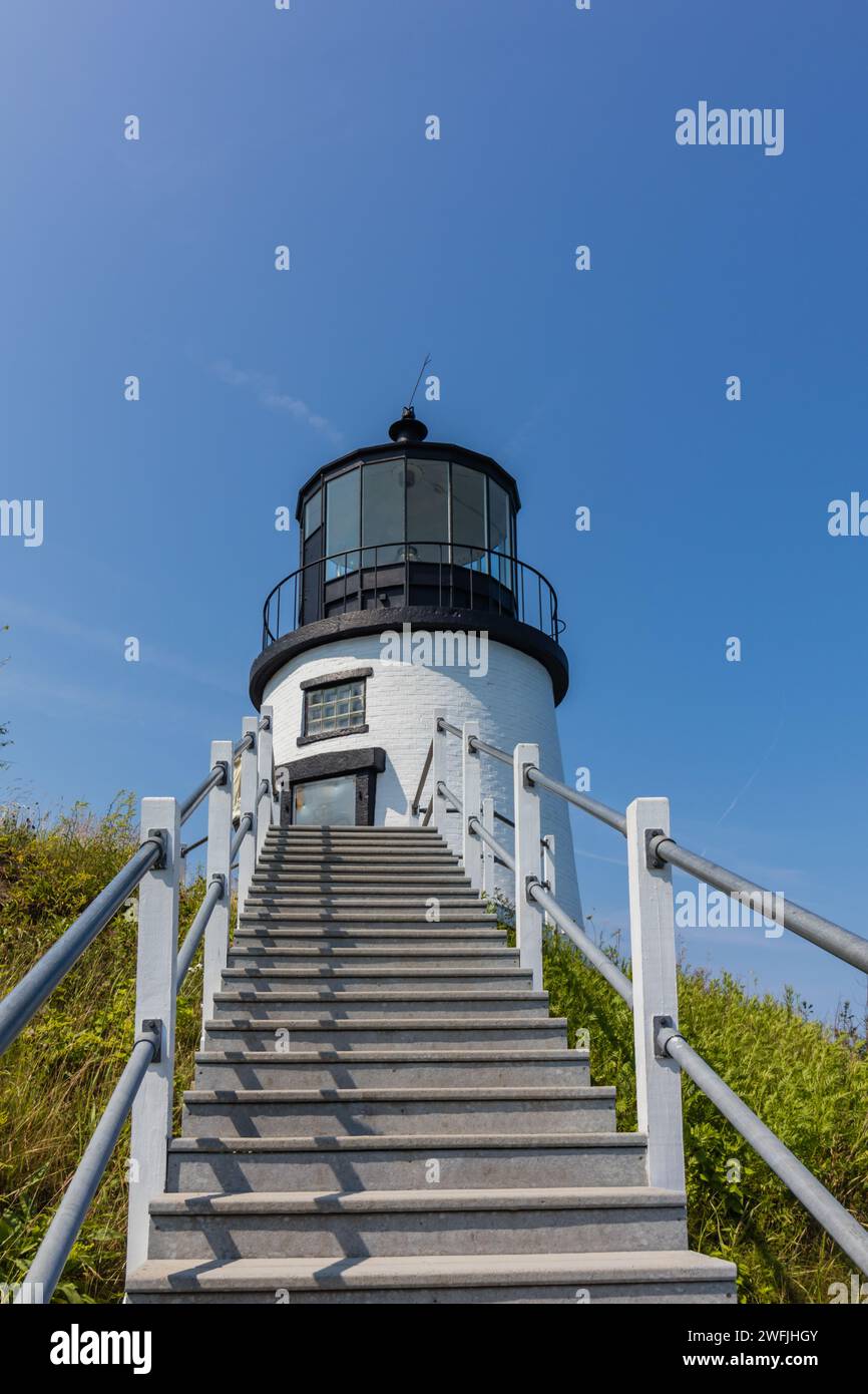 Owls Head Lighthouse in Rockland Maine USA an einem klaren, sonnigen Sommertag mit blauem Himmel Stockfoto