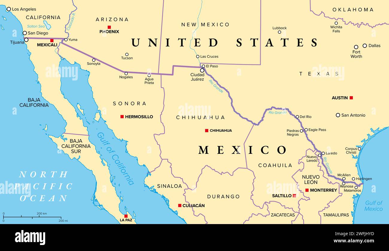 Politische Karte zwischen Mexiko und den Vereinigten Staaten. Internationale Grenze zwischen den Ländern Mexiko und den USA mit staaten, Hauptstädten und wichtigen Städten. Stockfoto