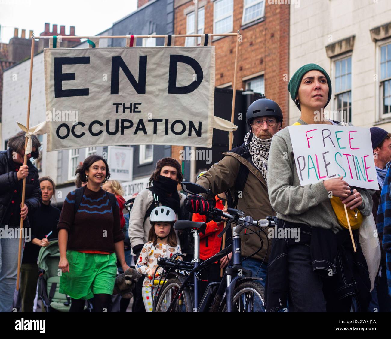 Mitglieder der Öffentlichkeit protestieren gegen die israelische Besetzung Palästinas, Bristol, Großbritannien, 2023 Stockfoto