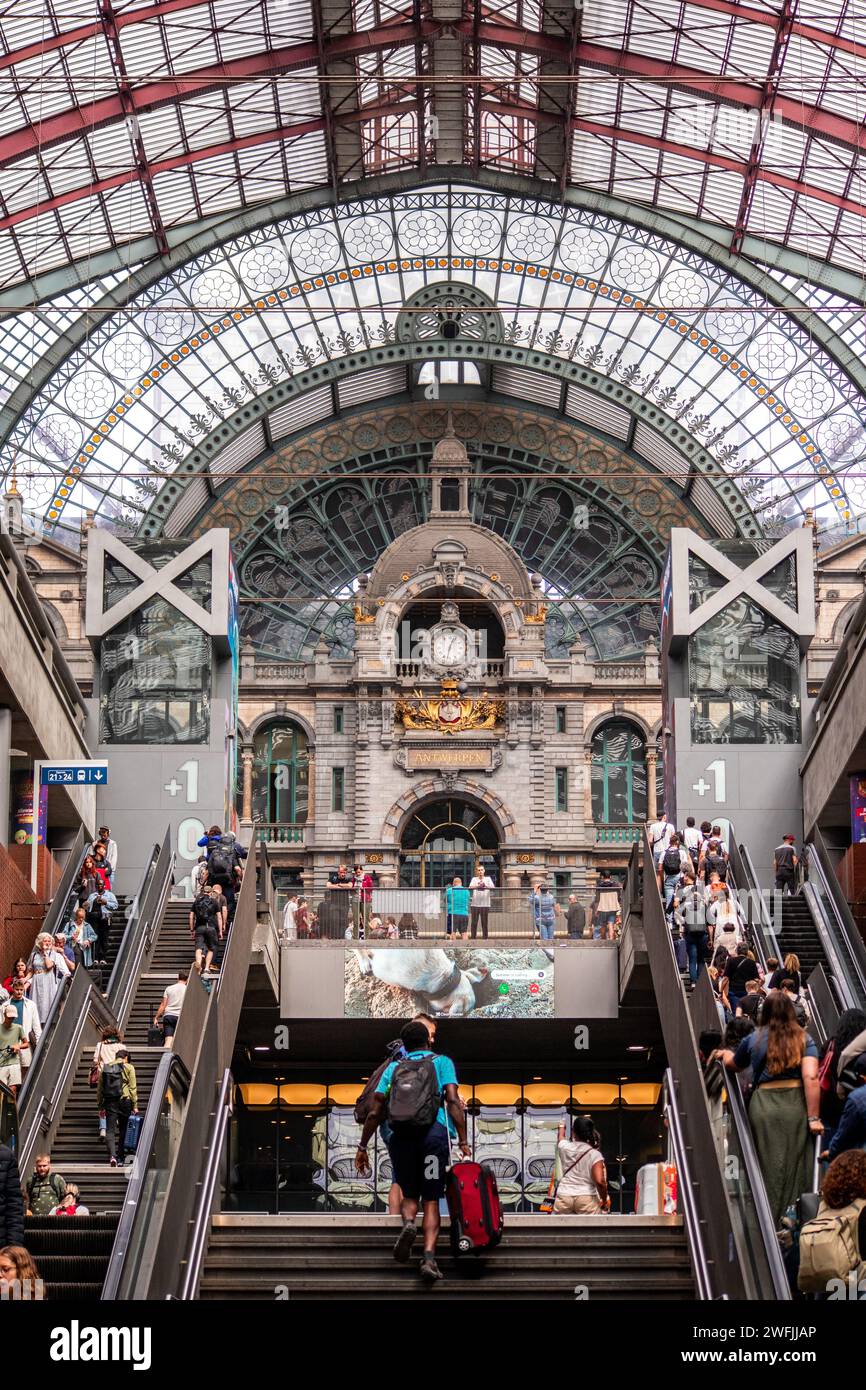 Ein Bahnhof voller Passagiere - Antwerpen Hauptbahnhof, Belgien Stockfoto