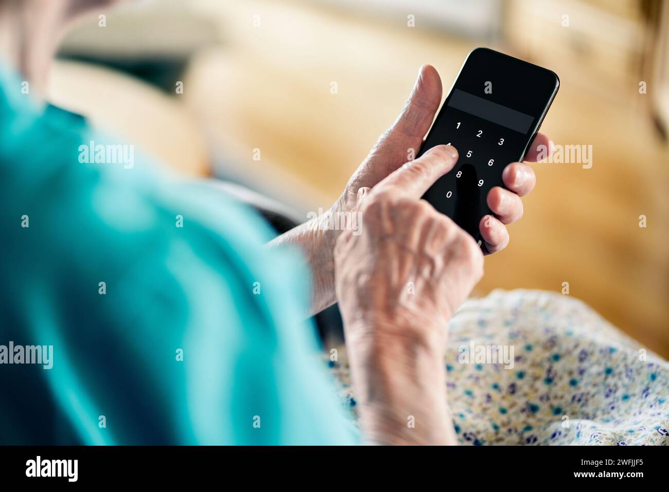 Alte Seniorin und Telefonkennwortcode gegen Online-Betrug. Cybersicherheit. Ältere, reife Personen schützen Bankdaten mit Stiftsperre. Stockfoto