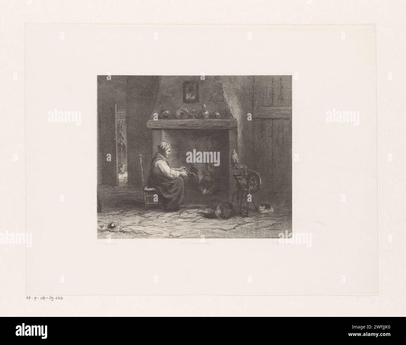 Frau am Kamin, Jan Mesker, nach Jozef Israëls, ca. 1877 - 1890 Druck Eine Pfanne hängt über dem Feuer. Die Frau treibt das Feuer mit einem Blasenkugel an. Rechts von ihr ein drehendes Rad und eine Katze. Das Haager Papier. Offener Herd, Kamin. Topf an Kette aufgehängt. Faltenbalg. Drehendes Rad. Kat Stockfoto