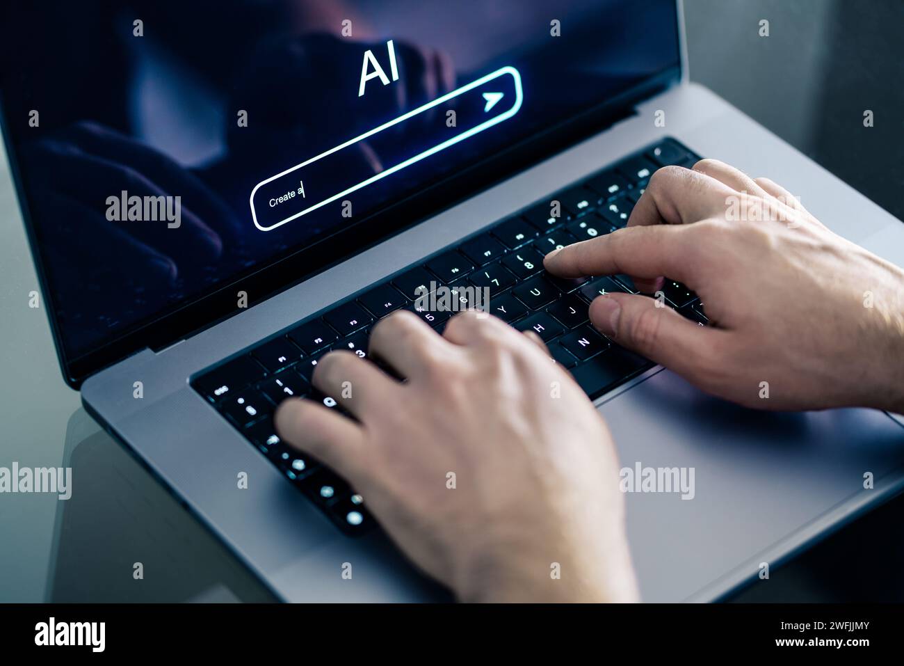 AI-Chat-Eingabeaufforderung. Künstliche Intelligenz und digitale Technologie. Mann benutzt Chatbot mit Laptop bei der Arbeit. Kreative Inhalte. Text oder Bild generieren. Stockfoto