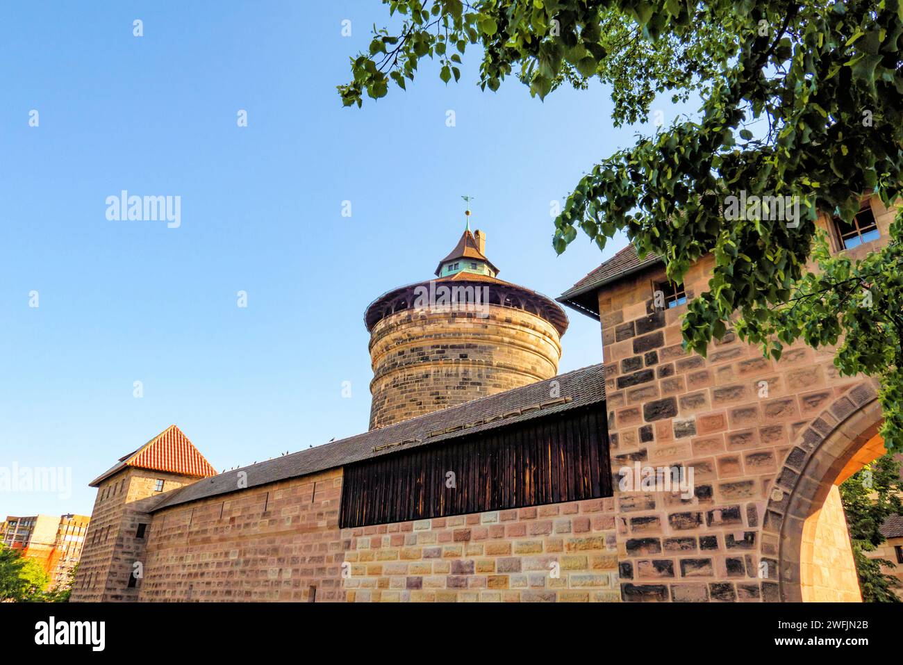 Stadtbefestigung der Altstadt von Nürnberg - Stadtmauer mit Spittler Torturm und Spittler Tor Stockfoto