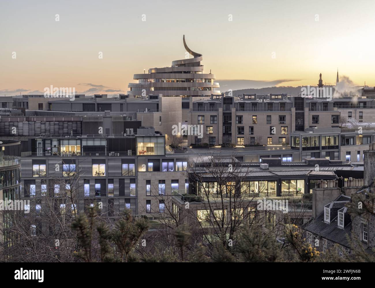 Edinburgh, Schottland - 17. Januar 2024 - Blick aus der Vogelperspektive auf das Einkaufszentrum St. James Quarter bei Sonnenuntergang in Edinburgh vom Hügel des Calton Hill im Zentrum Stockfoto