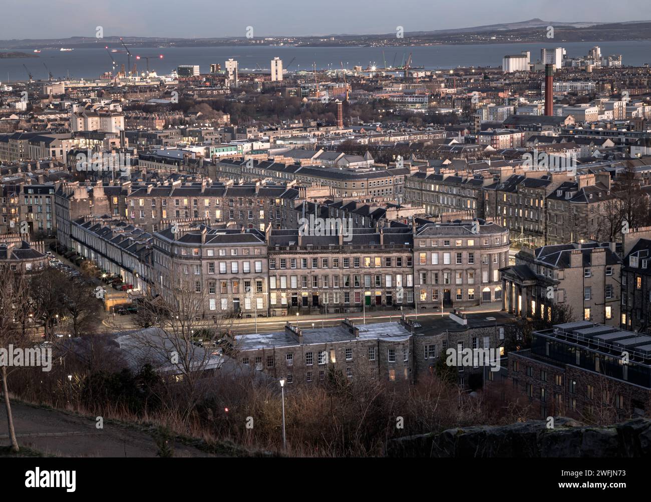 Edinburgh, Schottland - 18. Januar 2024 - Stadtansicht von Edinburgh in Richtung Leith Docks und Firth of Forth vom Calton Hill im Zentrum von Edinburgh. Des Stockfoto