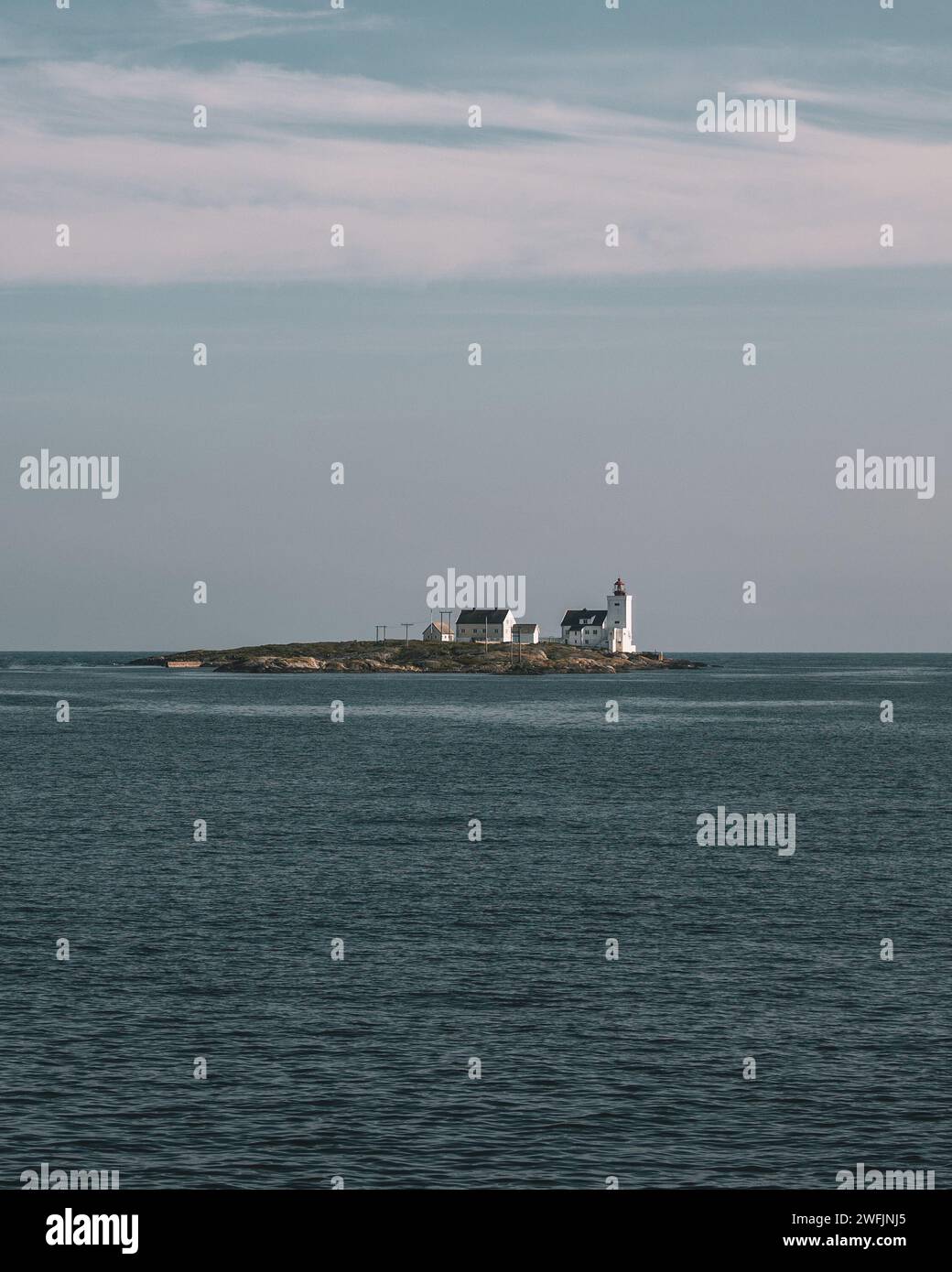 Der Leuchtturm steht auf der abgelegenen Insel im weiten Ozean Stockfoto