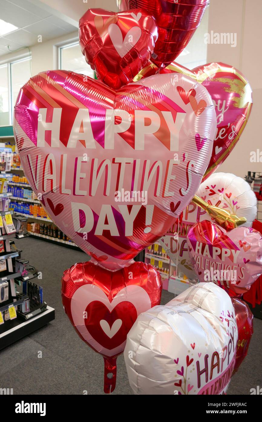 Valentinstag 2024-- bunte Herzballons zum Verkauf in einem lokalen Laden in Nord-Florida. Stockfoto
