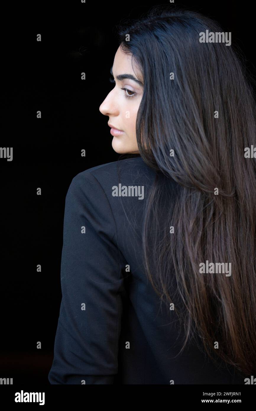 Traurige Frau, die über die Schulter schaut Stockfoto