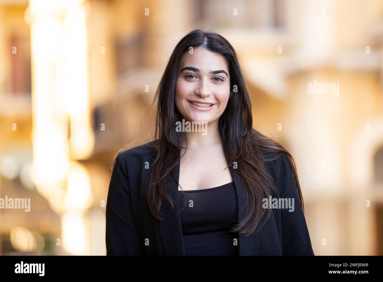 Schöne junge Frau im freien Stockfoto