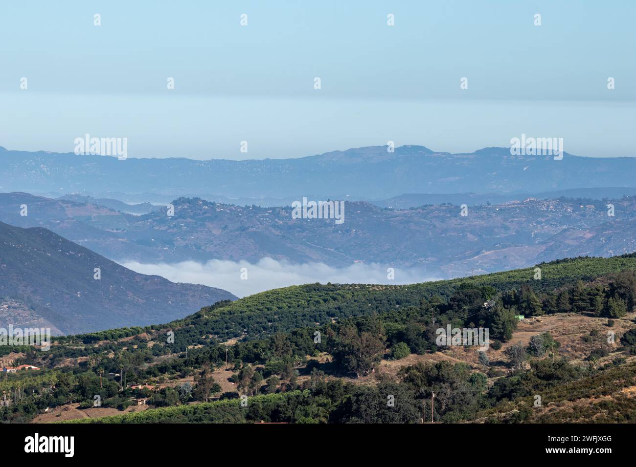 Blick auf die Berge und den Nebel im San Diego County, Kalifornien Stockfoto