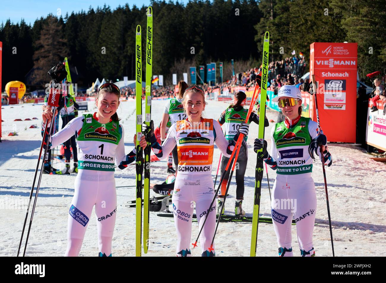 Schonach, Deutschland. Januar 2024. Die 'Top 3' bei den Frauen nach dem zweiten Rennen, v.li. Marte Leinan Lund (Norwegen), Ida Marie Hagen (Norwegen) und Gyda Westvold Hansen (Norwegen) beim FIS Weltcup Nordische Kombination Schonach 2024 Credit: dpa/Alamy Live News Stockfoto