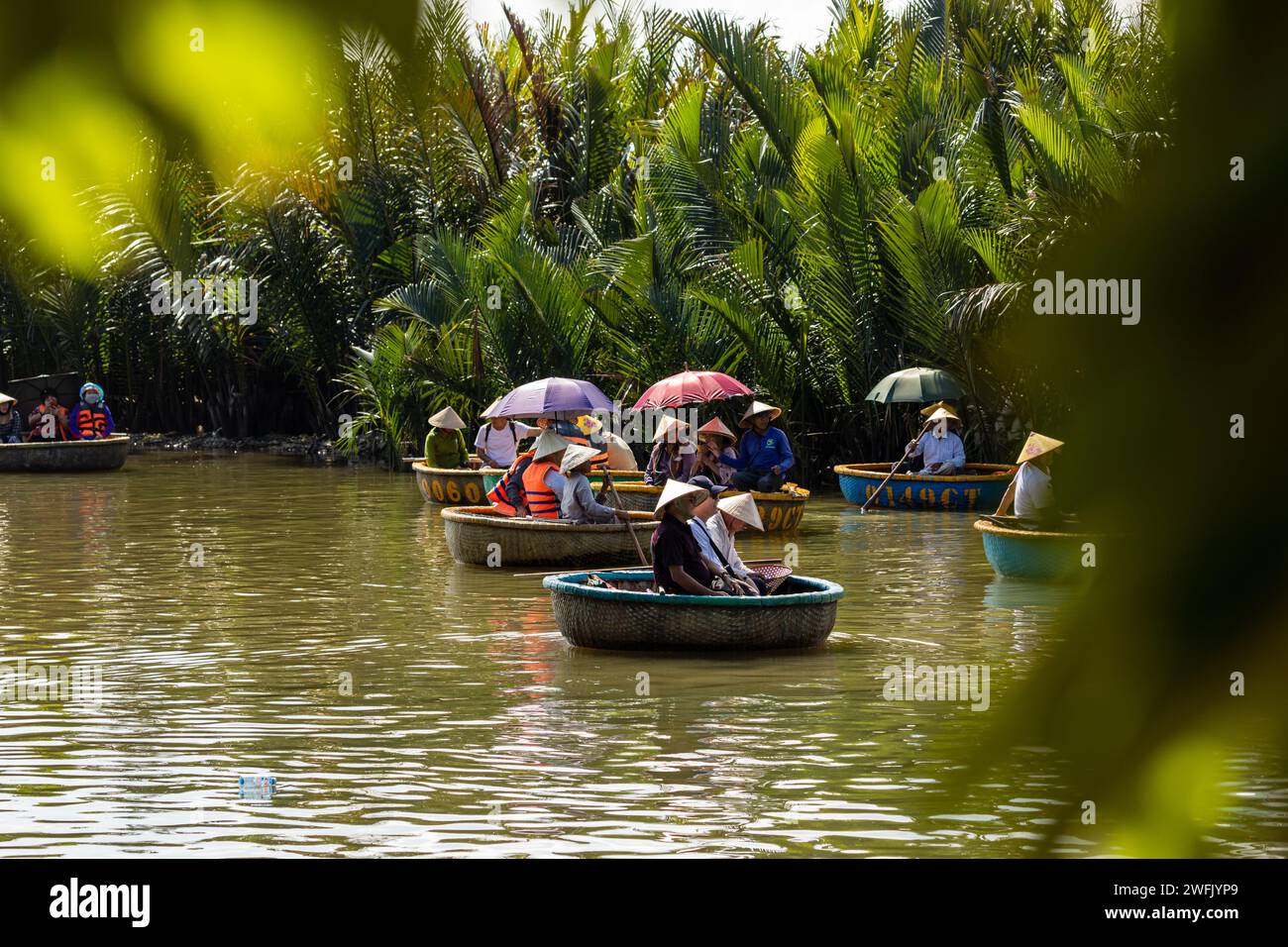 Chinesische Touristen in Baskets Boats bei Hoi an in Vietnam Stockfoto