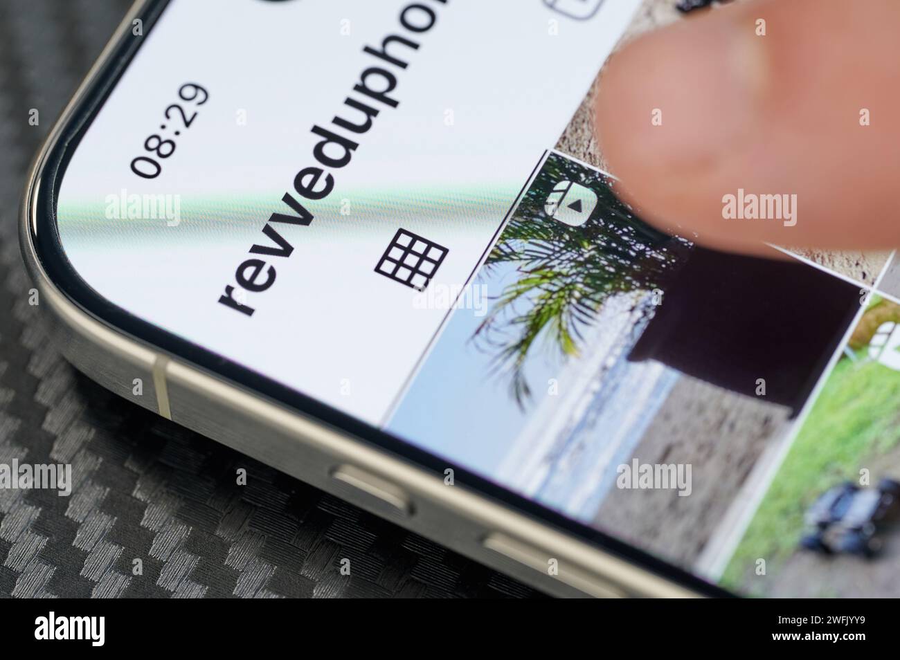 New York, USA – 24. Januar 2024: Videos in Instagram auf dem iphone 15 Pro max. Nahaufnahme des Bildschirms Stockfoto