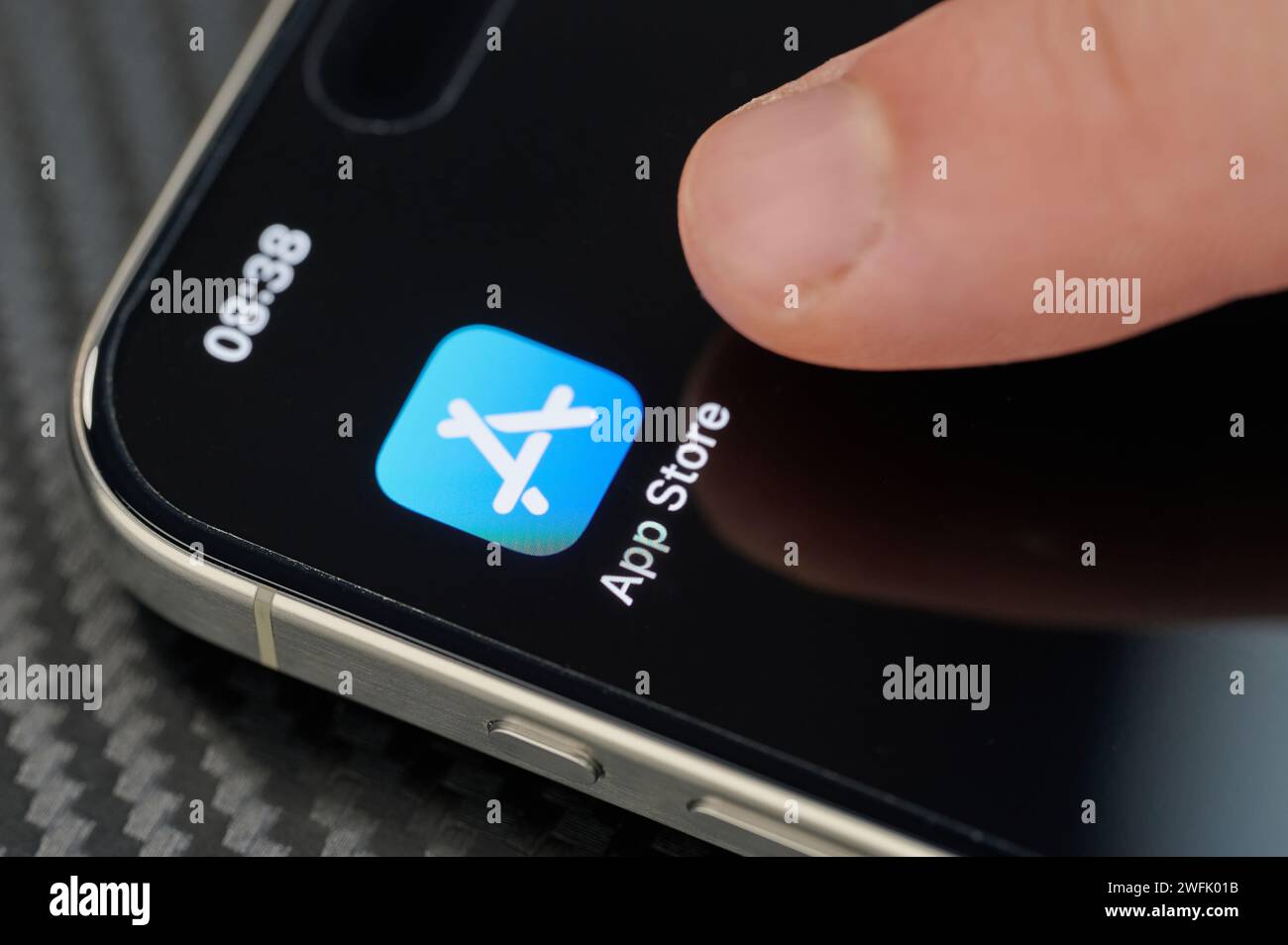 New York, USA – 24. Januar 2024: Berühren Sie oben das App Store-App-Symbol mit dem Finger auf dem iphone 15 Pro max. Nahansicht Stockfoto