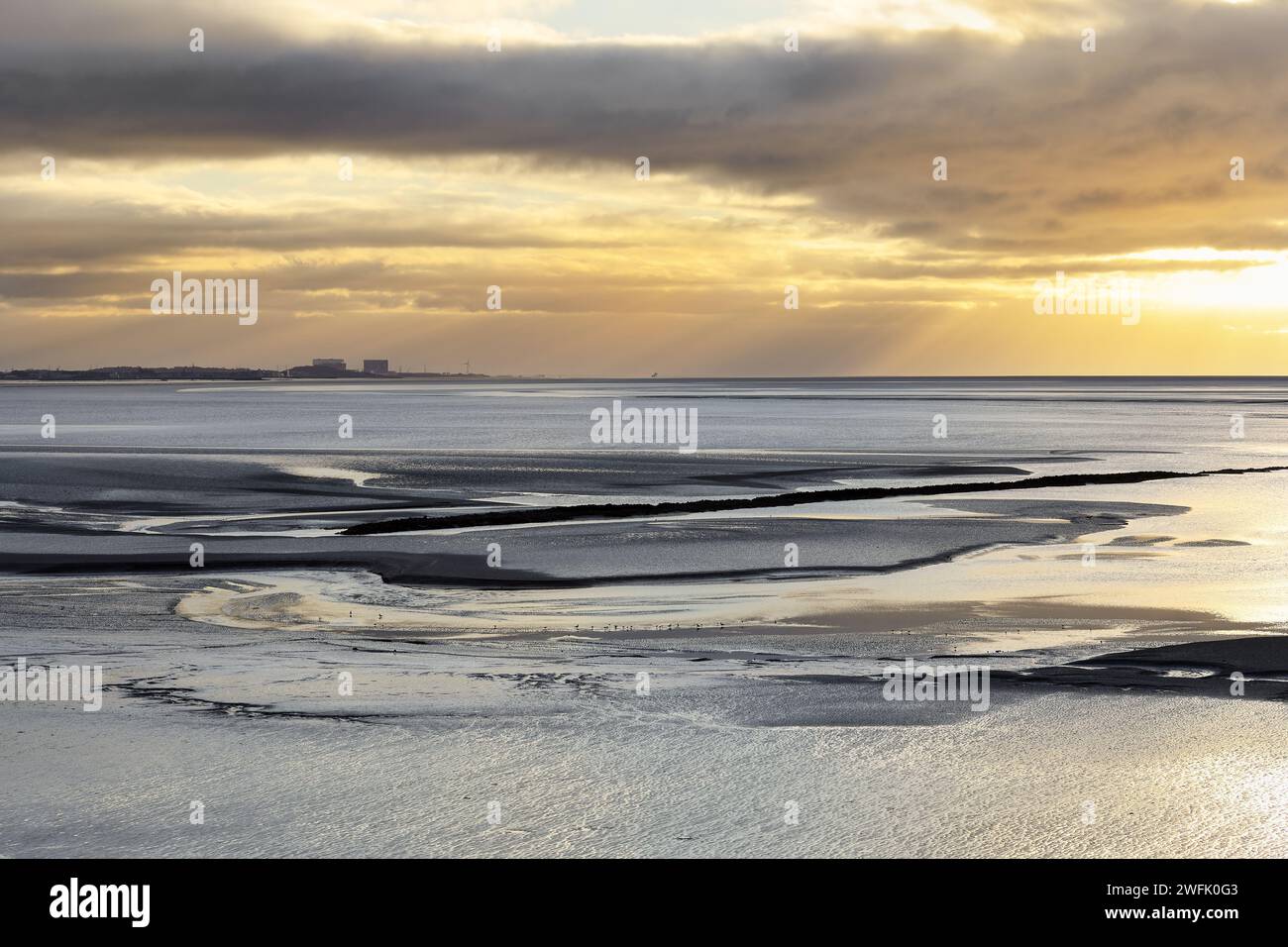 Der Blick über die Morecambe Bay von Silverdale zum Kernkraftwerk Heysham in Lancashire, Großbritannien Stockfoto