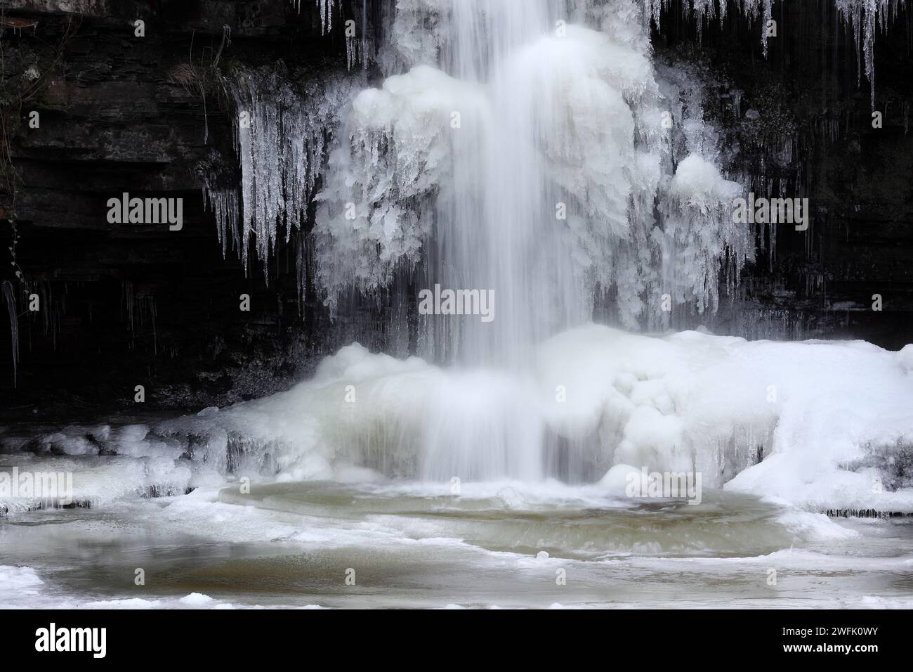 Nahaufnahme einer teilweise gefrorenen Summerhill Force, Bowlees, Teesdale, County Durham, Großbritannien Stockfoto